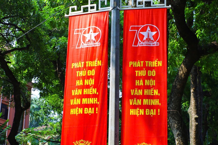 Hà Nội rực rỡ chào mừng kỷ niệm 70 năm ngày Giải phóng Thủ Đô- Ảnh 4. Hà Nội rực rỡ chào mừng kỷ niệm 70 năm ngày Giải phóng Thủ Đô- Ảnh 4.