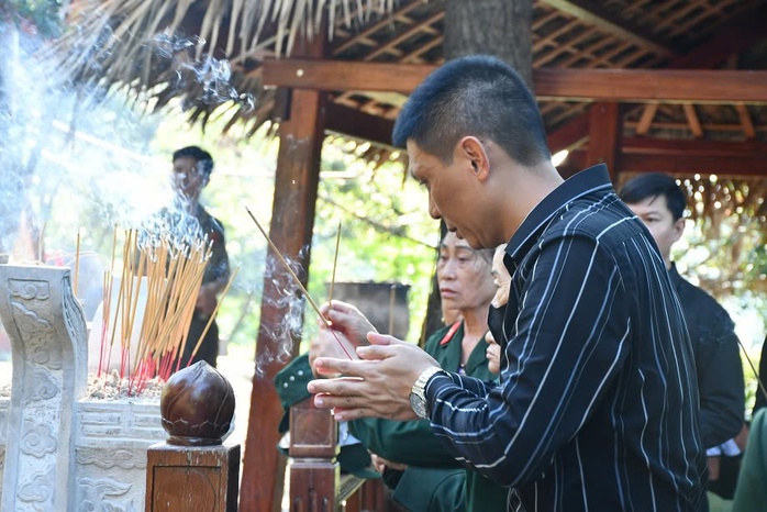Hình ảnh xúc động tại Lễ an táng phu nhân Đại tướng Võ Nguyên Giáp tại Vũng Chùa - Đảo Yến- Ảnh 12. Hình ảnh xúc động tại Lễ an táng phu nhân Đại tướng Võ Nguyên Giáp tại Vũng Chùa - Đảo Yến- Ảnh 12.