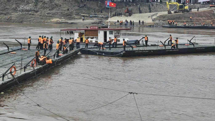 Lắp đặt xong cầu phao Phong Châu, thông xe từ 30-9- Ảnh 5. Lắp đặt xong cầu phao Phong Châu, thông xe từ 30-9- Ảnh 5.