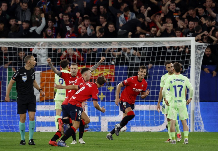 Osasuna hạ gục Barcelona, La Liga choáng váng - Ảnh 5. Osasuna hạ gục Barcelona, La Liga choáng váng - Ảnh 5.