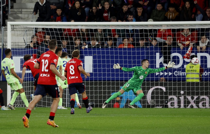 Osasuna hạ gục Barcelona, La Liga choáng váng - Ảnh 2. Osasuna hạ gục Barcelona, La Liga choáng váng - Ảnh 2.