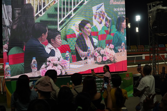 Bà Nguyễn Phương Hằng giao lưu với khách tham quan- Ảnh 1. Bà Nguyễn Phương Hằng giao lưu với khách tham quan- Ảnh 1.