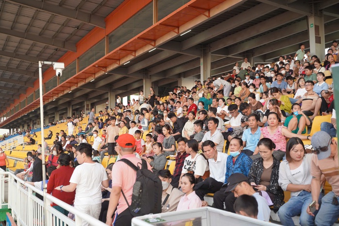 Bà Nguyễn Phương Hằng giao lưu với khách tham quan- Ảnh 3. Bà Nguyễn Phương Hằng giao lưu với khách tham quan- Ảnh 3.