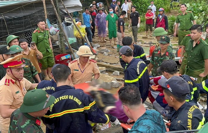 Vụ sạt lở đất vùi lấp nhiều nhà dân, xe ôtô: Tìm thấy 1 người tử vong, số nạn nhân có thể còn tăng- Ảnh 3. Vụ sạt lở đất vùi lấp nhiều nhà dân, xe ôtô: Tìm thấy 1 người tử vong, số nạn nhân có thể còn tăng- Ảnh 3.