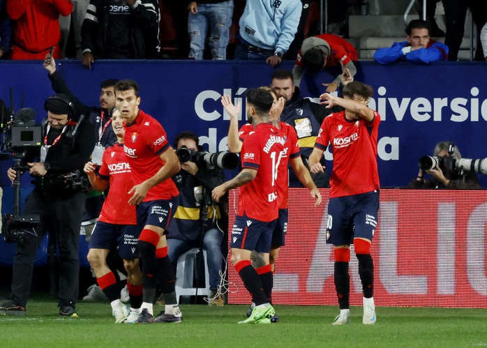 Osasuna hạ gục Barcelona, La Liga choáng váng - Ảnh 3. Osasuna hạ gục Barcelona, La Liga choáng váng - Ảnh 3.