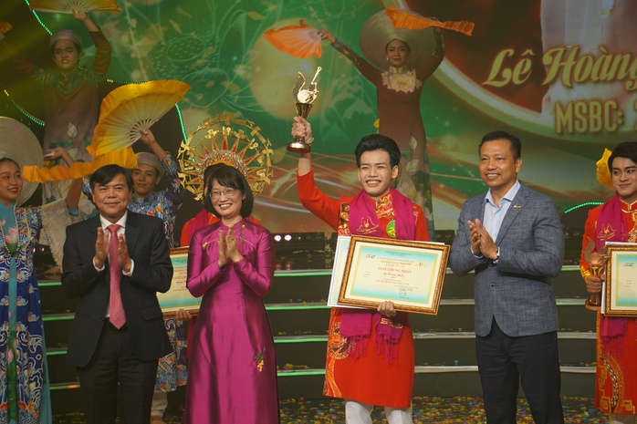 Thí sinh Lê Hoàng Nghi đoạt giải Chuông vàng vọng cổ lần thứ 19 – năm 2024- Ảnh 1. Thí sinh Lê Hoàng Nghi đoạt giải Chuông vàng vọng cổ lần thứ 19 – năm 2024- Ảnh 1.