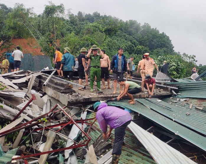 Cận cảnh hiện trường vụ sạt lở đất vùi lấp nhiều nhà dân, xe ôtô- Ảnh 4. Cận cảnh hiện trường vụ sạt lở đất vùi lấp nhiều nhà dân, xe ôtô- Ảnh 4.