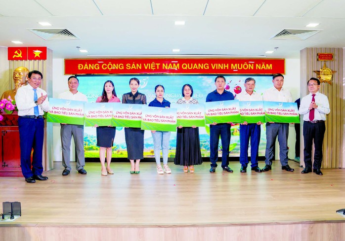 Saigon Co.op hỗ trợ ứng vốn sản xuất và bao tiêu cho 5 nhà cung cấp nông sản địa phương Saigon Co.op hỗ trợ ứng vốn sản xuất và bao tiêu cho 5 nhà cung cấp nông sản địa phương