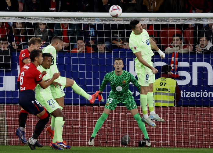 Osasuna hạ gục Barcelona, La Liga choáng váng - Ảnh 1. Osasuna hạ gục Barcelona, La Liga choáng váng - Ảnh 1.