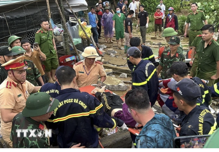 Vụ sạt lở tại Hà Giang: Tập trung cứu chữa nạn nhân- Ảnh 1. Vụ sạt lở tại Hà Giang: Tập trung cứu chữa nạn nhân- Ảnh 1.