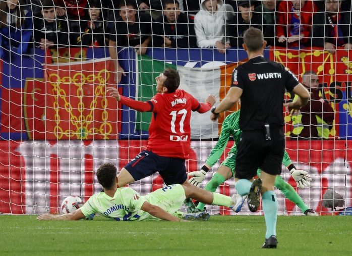 Osasuna hạ gục Barcelona, La Liga choáng váng - Ảnh 4. Osasuna hạ gục Barcelona, La Liga choáng váng - Ảnh 4.