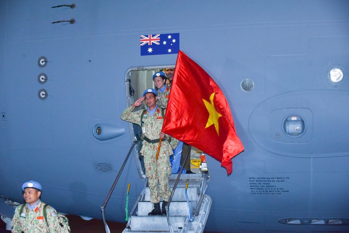 Xúc động đón 51 chiến sĩ mũ nồi xanh từ Nam Sudan trở về- Ảnh 1. Xúc động đón 51 chiến sĩ mũ nồi xanh từ Nam Sudan trở về- Ảnh 1.