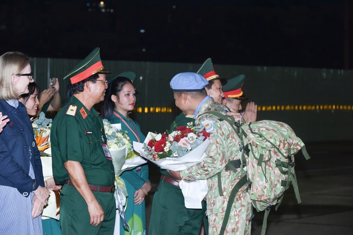 Xúc động đón 51 chiến sĩ mũ nồi xanh từ Nam Sudan trở về- Ảnh 2. Xúc động đón 51 chiến sĩ mũ nồi xanh từ Nam Sudan trở về- Ảnh 2.