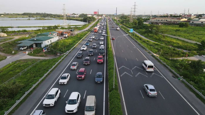 Cửa ngõ thủ đô ùn tắc kéo dài trong chiều cuối kỳ nghỉ lễ 2-9- Ảnh 1. Cửa ngõ thủ đô ùn tắc kéo dài trong chiều cuối kỳ nghỉ lễ 2-9- Ảnh 1.