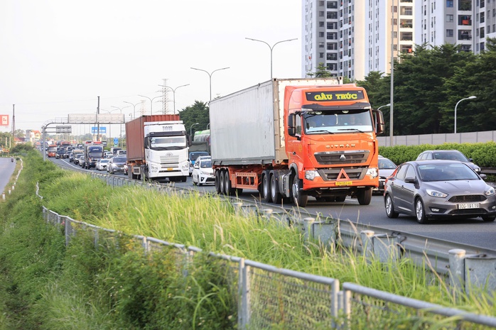 Cửa ngõ thủ đô ùn tắc kéo dài trong chiều cuối kỳ nghỉ lễ 2-9- Ảnh 2. Cửa ngõ thủ đô ùn tắc kéo dài trong chiều cuối kỳ nghỉ lễ 2-9- Ảnh 2.