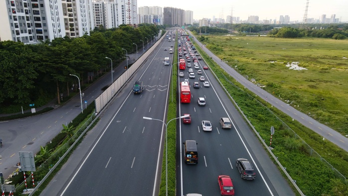 Cửa ngõ thủ đô ùn tắc kéo dài trong chiều cuối kỳ nghỉ lễ 2-9- Ảnh 3. Cửa ngõ thủ đô ùn tắc kéo dài trong chiều cuối kỳ nghỉ lễ 2-9- Ảnh 3.