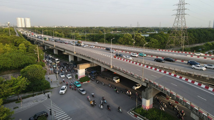 Cửa ngõ thủ đô ùn tắc kéo dài trong chiều cuối kỳ nghỉ lễ 2-9- Ảnh 4. Cửa ngõ thủ đô ùn tắc kéo dài trong chiều cuối kỳ nghỉ lễ 2-9- Ảnh 4.