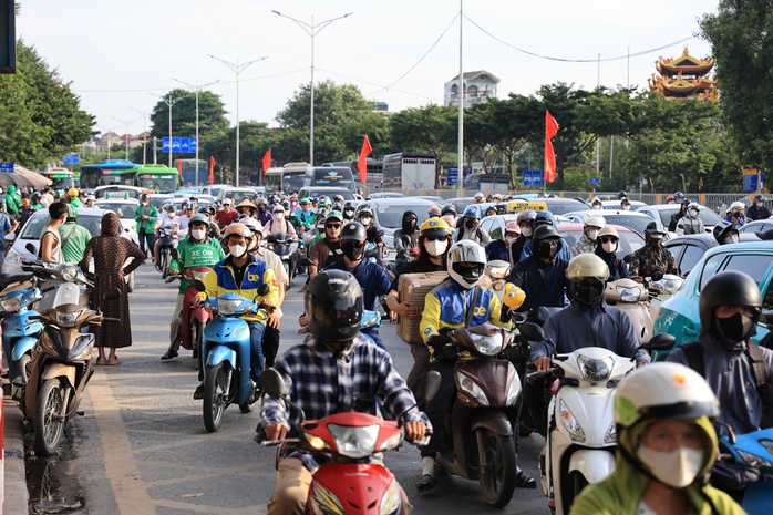 Cửa ngõ thủ đô ùn tắc kéo dài trong chiều cuối kỳ nghỉ lễ 2-9- Ảnh 7. Cửa ngõ thủ đô ùn tắc kéo dài trong chiều cuối kỳ nghỉ lễ 2-9- Ảnh 7.