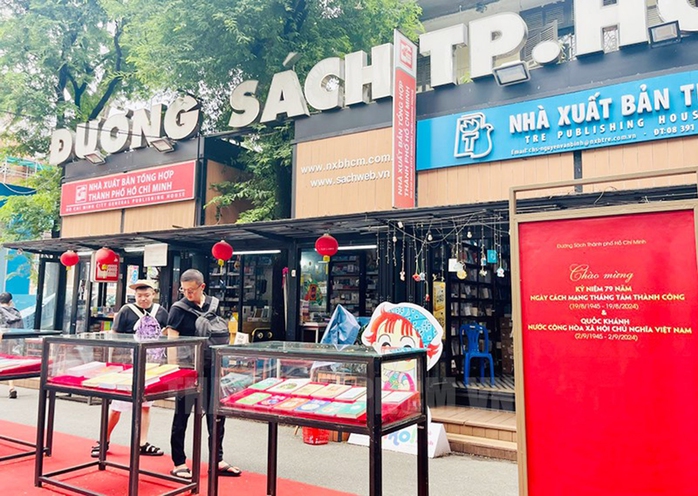 Đường sách TP HCM giới thiệu, trưng bày nhiều tác phẩm lịch sử cách mạng- Ảnh 1. Đường sách TP HCM giới thiệu, trưng bày nhiều tác phẩm lịch sử cách mạng- Ảnh 1.