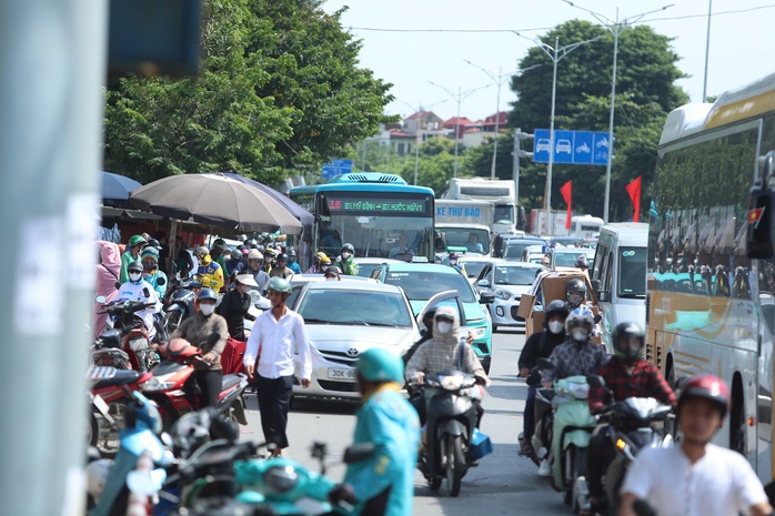 Cửa ngõ thủ đô ùn tắc kéo dài trong chiều cuối kỳ nghỉ lễ 2-9- Ảnh 6. Cửa ngõ thủ đô ùn tắc kéo dài trong chiều cuối kỳ nghỉ lễ 2-9- Ảnh 6.