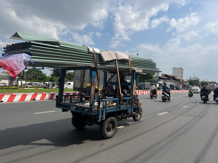 Ớn lạnh những kiểu chở hàng ở TP HCM- Ảnh 1. Ớn lạnh những kiểu chở hàng ở TP HCM- Ảnh 1.