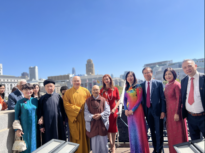 VIDEO: Quốc kỳ Việt Nam được kéo lên tại Toà Thị chính San Francisco trong lời "Tiến quân ca"- Ảnh 4. VIDEO: Quốc kỳ Việt Nam được kéo lên tại Toà Thị chính San Francisco trong lời "Tiến quân ca"- Ảnh 4.