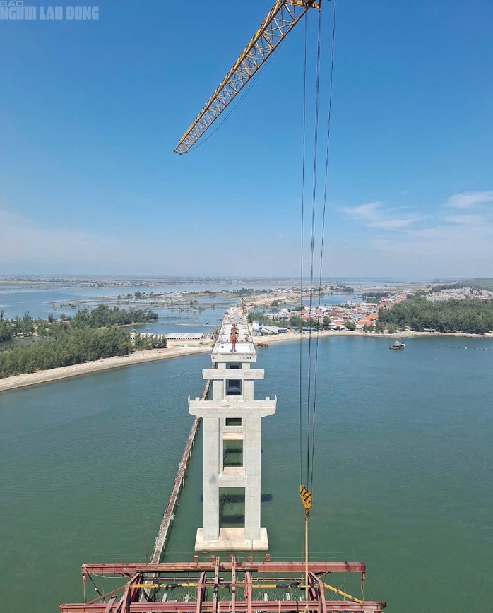 Nỗ lực thi công đại dự án cầu vượt cửa biển lớn nhất miền Trung - Ảnh 7. Nỗ lực thi công đại dự án cầu vượt cửa biển lớn nhất miền Trung - Ảnh 7.