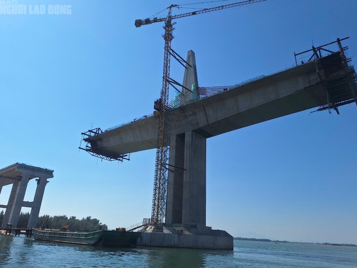 Nỗ lực thi công đại dự án cầu vượt cửa biển lớn nhất miền Trung - Ảnh 8. Nỗ lực thi công đại dự án cầu vượt cửa biển lớn nhất miền Trung - Ảnh 8.