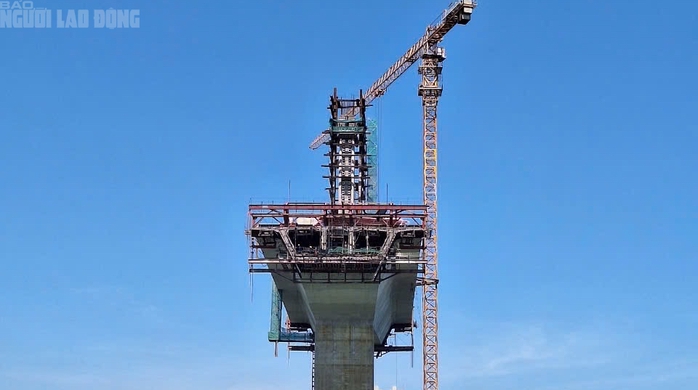 Nỗ lực thi công đại dự án cầu vượt cửa biển lớn nhất miền Trung - Ảnh 9. Nỗ lực thi công đại dự án cầu vượt cửa biển lớn nhất miền Trung - Ảnh 9.