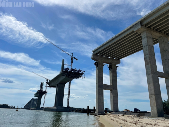 Nỗ lực thi công đại dự án cầu vượt cửa biển lớn nhất miền Trung - Ảnh 11. Nỗ lực thi công đại dự án cầu vượt cửa biển lớn nhất miền Trung - Ảnh 11.