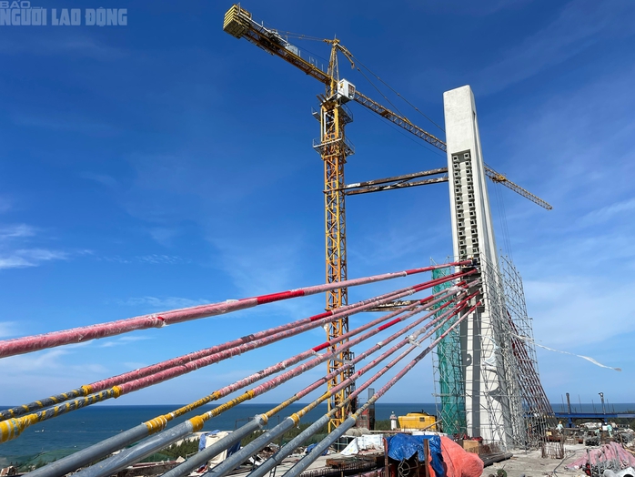 Nỗ lực thi công đại dự án cầu vượt cửa biển lớn nhất miền Trung - Ảnh 1. Nỗ lực thi công đại dự án cầu vượt cửa biển lớn nhất miền Trung - Ảnh 1.