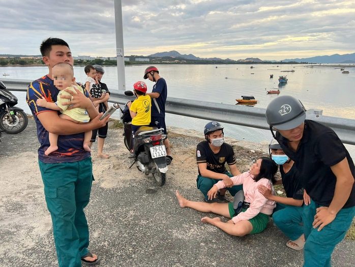 Cứu người phụ nữ ôm con định nhảy cầu- Ảnh 1. Cứu người phụ nữ ôm con định nhảy cầu- Ảnh 1.