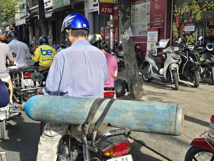 Ớn lạnh những kiểu chở hàng ở TP HCM- Ảnh 4. Ớn lạnh những kiểu chở hàng ở TP HCM- Ảnh 4.
