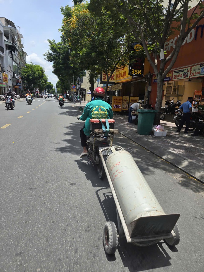 Ớn lạnh những kiểu chở hàng ở TP HCM- Ảnh 2. Ớn lạnh những kiểu chở hàng ở TP HCM- Ảnh 2.