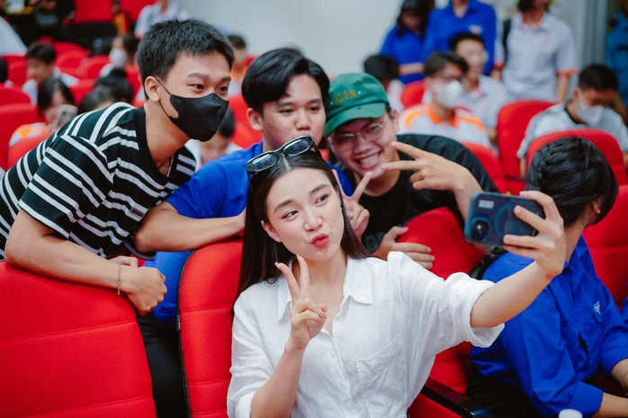 Phim có Quyền Linh nỗ lực trao gửi yêu thương- Ảnh 3. Phim có Quyền Linh nỗ lực trao gửi yêu thương- Ảnh 3.