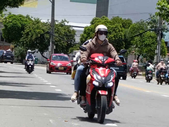 Hình ảnh đường phố Bình Dương bắt đầu nhộn nhịp trở lại vào trưa 3-9- Ảnh 8. Hình ảnh đường phố Bình Dương bắt đầu nhộn nhịp trở lại vào trưa 3-9- Ảnh 8.