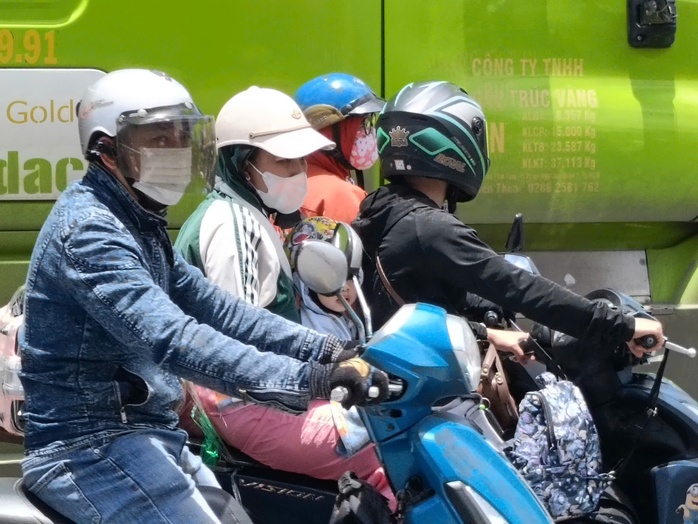 Hình ảnh đường phố Bình Dương bắt đầu nhộn nhịp trở lại vào trưa 3-9- Ảnh 3. Hình ảnh đường phố Bình Dương bắt đầu nhộn nhịp trở lại vào trưa 3-9- Ảnh 3.