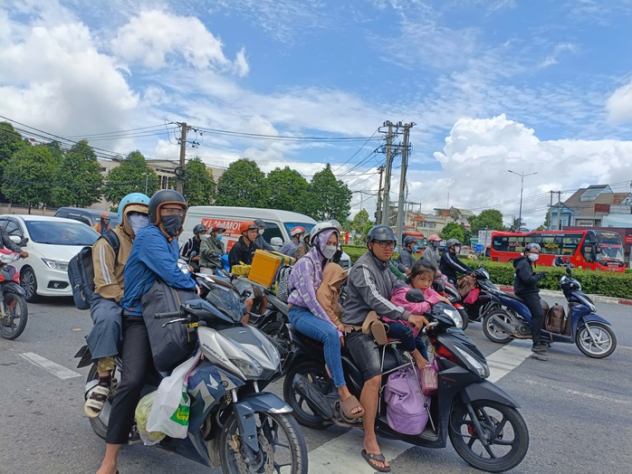 Hình ảnh đường phố Bình Dương bắt đầu nhộn nhịp trở lại vào trưa 3-9- Ảnh 1. Hình ảnh đường phố Bình Dương bắt đầu nhộn nhịp trở lại vào trưa 3-9- Ảnh 1.