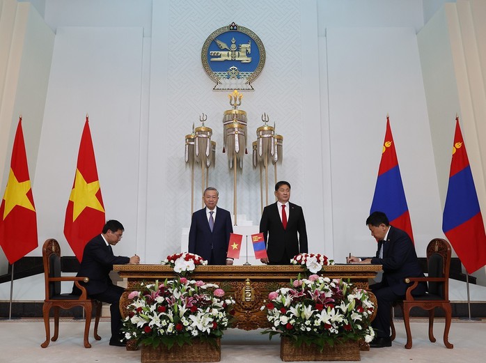 Tổng Bí thư, Chủ tịch nước Tô Lâm và Tổng thống Mông Cổ Ukhnaagiin Khurelsukh chứng kiến lễ ký các văn kiện hợp tác giữa hai nước Ảnh: TTXVN Tổng Bí thư, Chủ tịch nước Tô Lâm và Tổng thống Mông Cổ Ukhnaagiin Khurelsukh chứng kiến lễ ký các văn kiện hợp tác giữa hai nước Ảnh: TTXVN