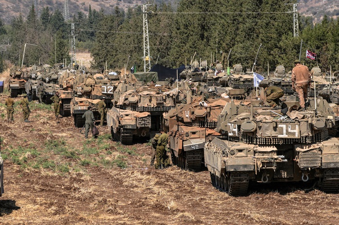 Xe tăng và binh sĩ tại miền Bắc Israel hôm 27-9.Ảnh: Reuters Xe tăng và binh sĩ tại miền Bắc Israel hôm 27-9.Ảnh: Reuters