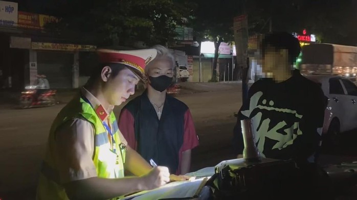 Phát hiện hàng loạt vi phạm khi tuần tra đêm ở Đồng Nai- Ảnh 1. Phát hiện hàng loạt vi phạm khi tuần tra đêm ở Đồng Nai- Ảnh 1.