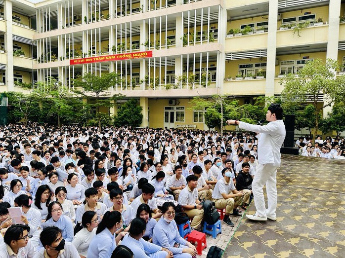 NSƯT Kim Tiểu Long, Đông Quân với "Sân khấu học đường"- Ảnh 2.