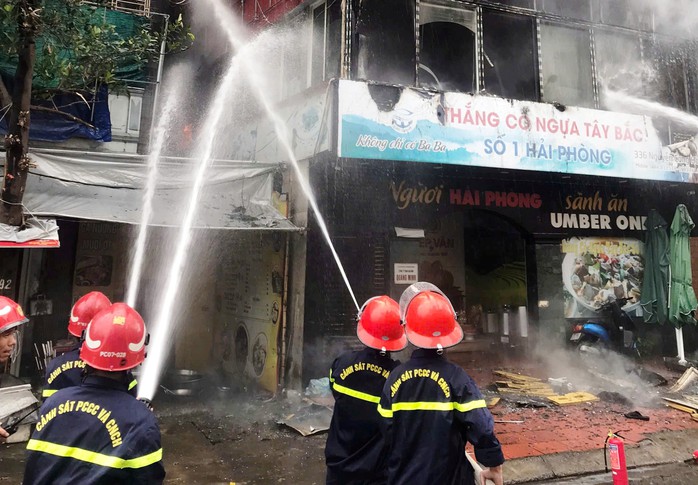 Cháy dữ dội tại nhà hàng Vua Ba Ba- Ảnh 3. Cháy dữ dội tại nhà hàng Vua Ba Ba- Ảnh 3.