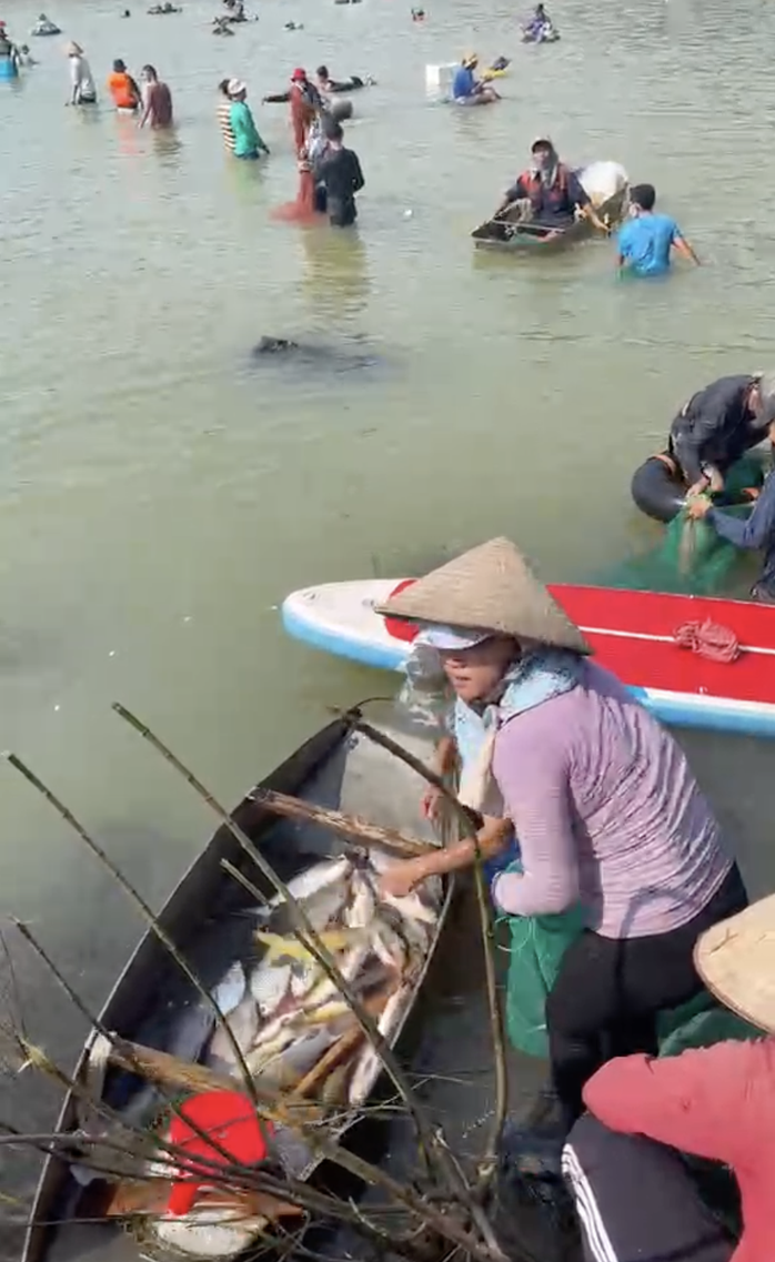 CLIP: Ngàn người bắt cá "khủng", vui như trẩy hội dưới chân đập hồ Trị An- Ảnh 1. CLIP: Ngàn người bắt cá "khủng", vui như trẩy hội dưới chân đập hồ Trị An- Ảnh 1.