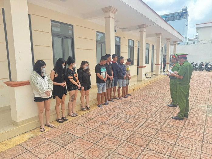 Bắt quả tang 4 tiếp viên quán karaoke đang phê ma túy với khách- Ảnh 1. Bắt quả tang 4 tiếp viên quán karaoke đang phê ma túy với khách- Ảnh 1.