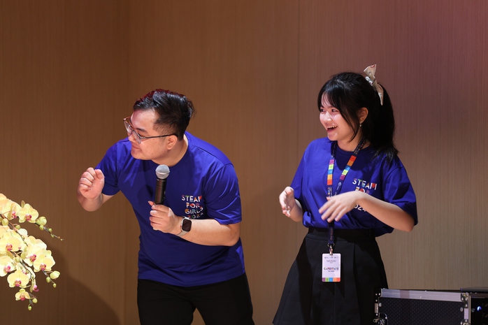 Thí sinh STEAM for Girls hào hứng trong phần bốc thăm chia đội Thí sinh STEAM for Girls hào hứng trong phần bốc thăm chia đội