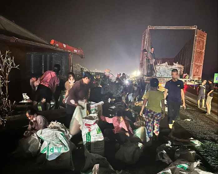 Xác minh thông tin người dân "hôi của" xe tải gặp nạn trên đường cao tốc Nội Bài - Lào Cai- Ảnh 1.