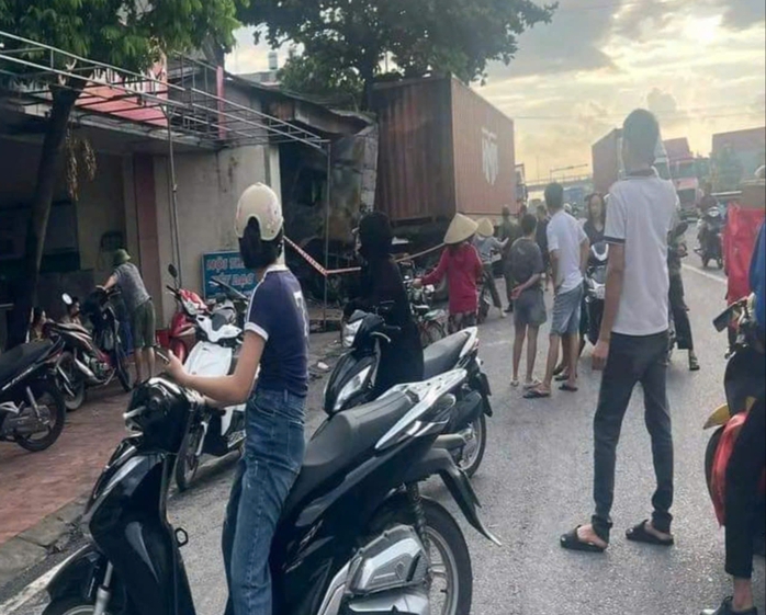 2 xe đầu kéo tông nhau, 1 xe lao vào nhà dân bốc cháy- Ảnh 1. 2 xe đầu kéo tông nhau, 1 xe lao vào nhà dân bốc cháy- Ảnh 1.