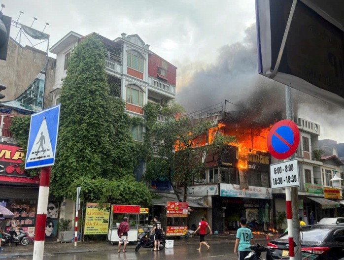 Cháy dữ dội tại nhà hàng Vua Ba Ba- Ảnh 1. Cháy dữ dội tại nhà hàng Vua Ba Ba- Ảnh 1.