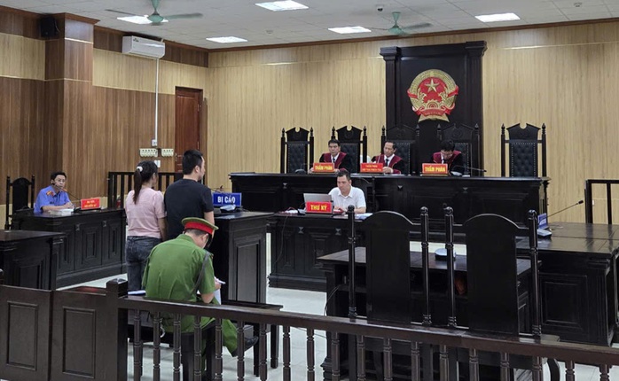 Cặp vợ chồng cùng chở gái đi bán dâm cho 2 nam thiếu niên- Ảnh 1. Cặp vợ chồng cùng chở gái đi bán dâm cho 2 nam thiếu niên- Ảnh 1.